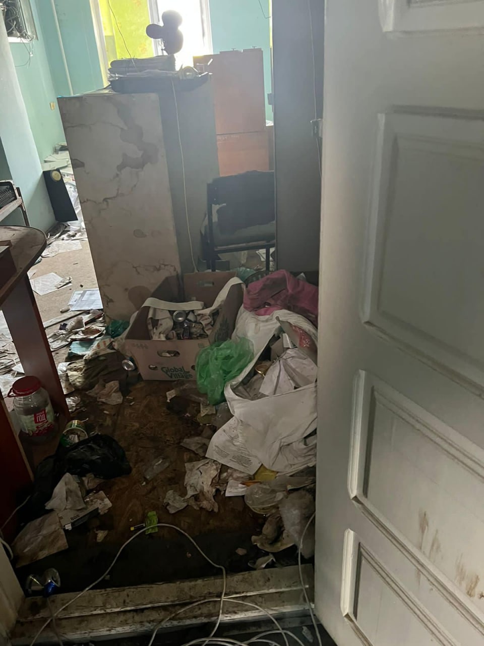Варили самогон в райвідділах: показали, як жили окупанти у Харківській області
